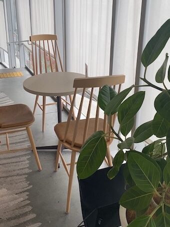 木の椅子とテーブル