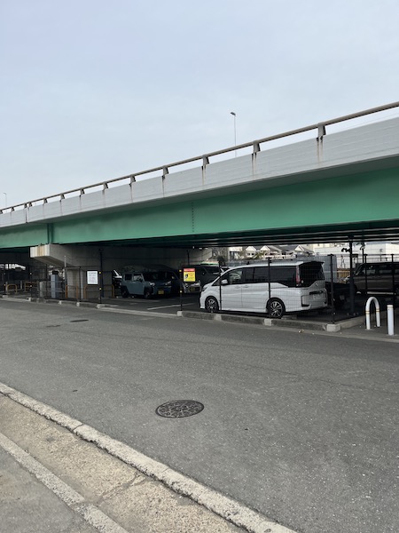 高架下に駐車場が