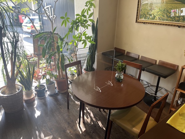 カフェ・ド・まあゆ窓際の席は観葉植物もあってゆったりとした空間