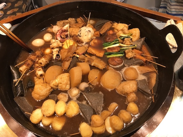 関東煮 みやもとの大きな鍋に入ったおでんの具材たち