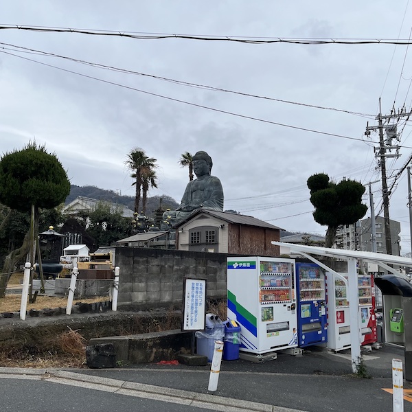 道路を挟んでみるとその大きさが分かります