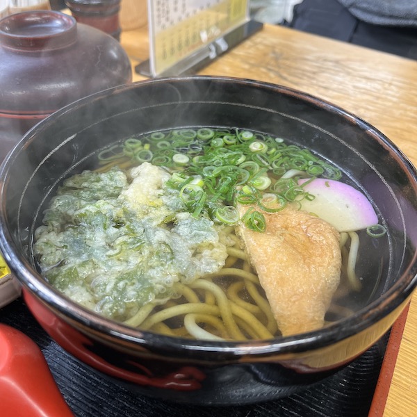 よもぎの天ぷらが乗ったうどん