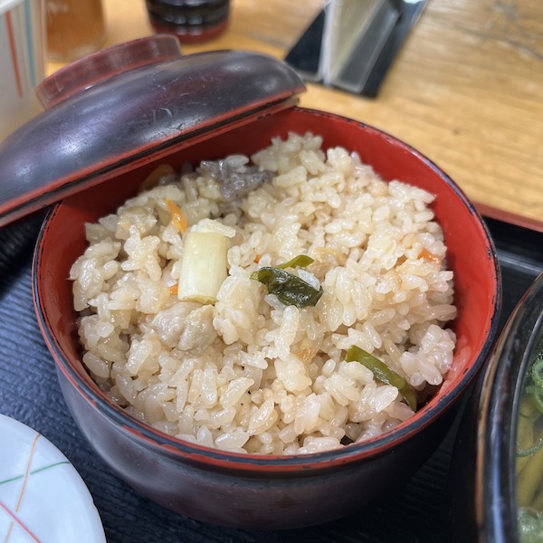 かやくご飯はネギがゴロゴロ入っている