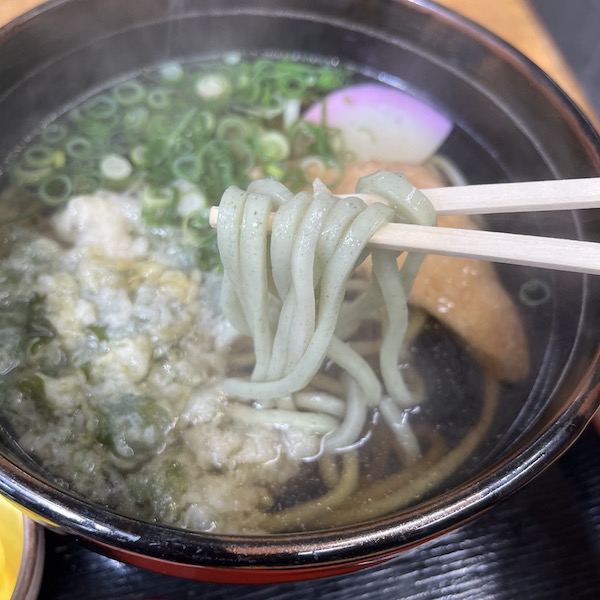 よもぎが練り込まれた緑の麺