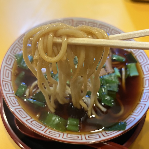 麺は中太麺。コシがあります。