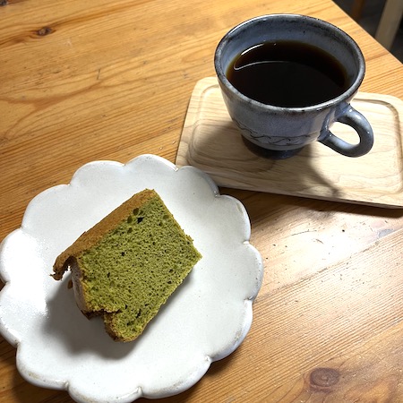 米粉を使用した抹茶シフォンケーキと珈琲のセット